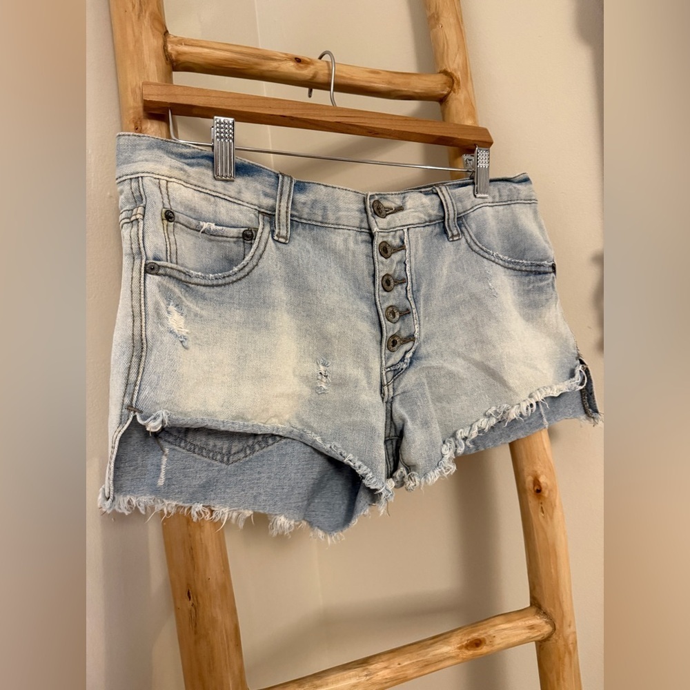 Free People Runaway Cutoff Denim Jean Distressed Shorts, Size 27 - Picture 4 of 6